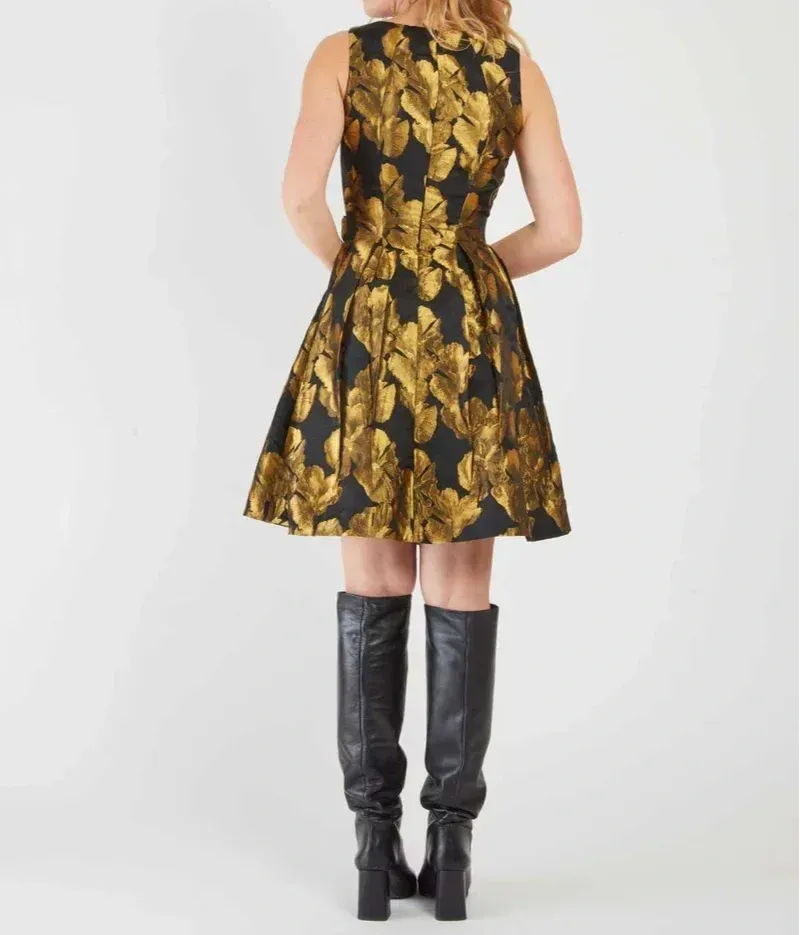 Vestido curto vintage con estampado floral en dorado
